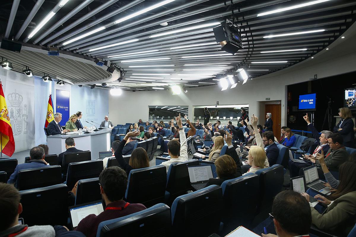 7/01/2025. Rueda de prensa tras el Consejo de Ministros: Pilar Alegría, Carlos Cuerpo y Ángel Víctor Torres. La sala de prensa tras el Conse...